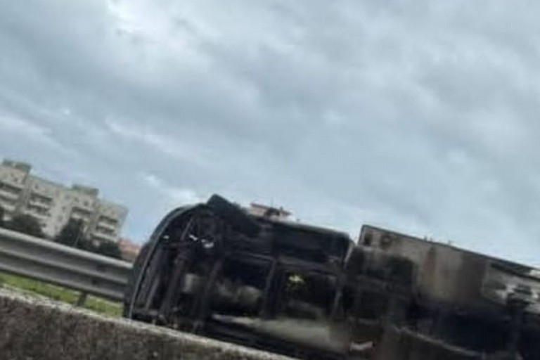 Furgone si ribalta sulla ss16bis a Molfetta