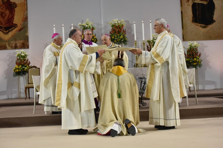 Il Palazzetto di Andria si fa Cattedrale per l'abbraccio al nuovo Vescovo Basile: «Un nuovo sì al Signore» - FOTO