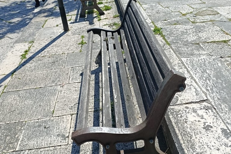 Panchine in stato di degrado