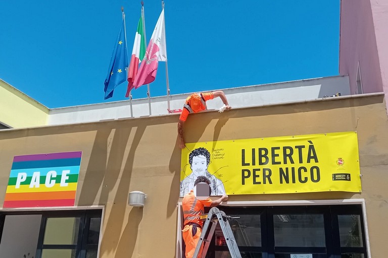 «Libertà per Nico»: lo striscione sul Comune