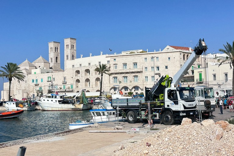 Mezzo della piccola pesca semi-affondato nel porto di Molfetta