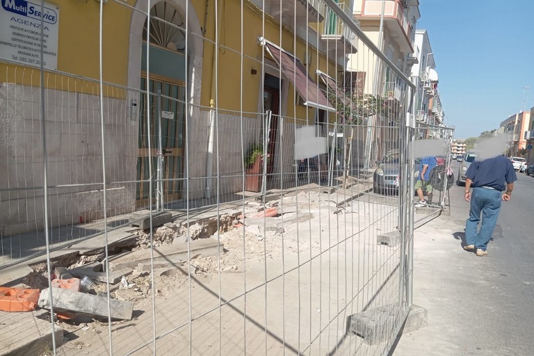 iReport: Corso Fornari, residenti segnalano disagi dopo i lavori: «Marciapiede impraticabile con presenza di blatte e topi»