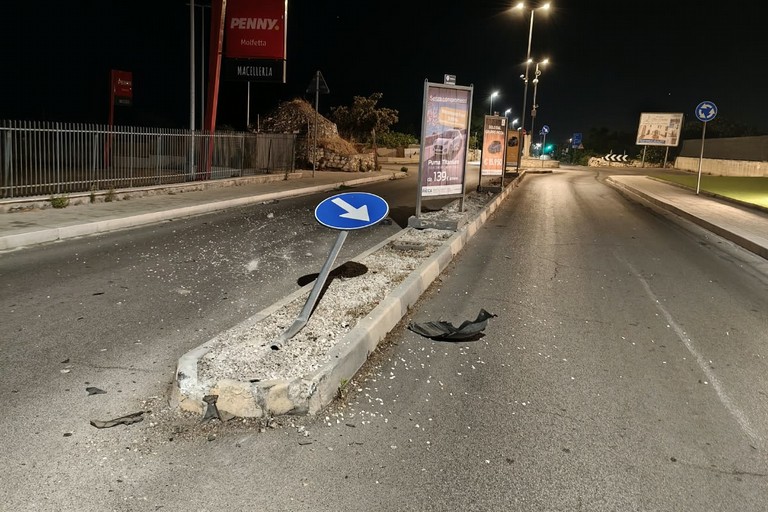 Via Giovinazzo, nuovo incidente nella notte