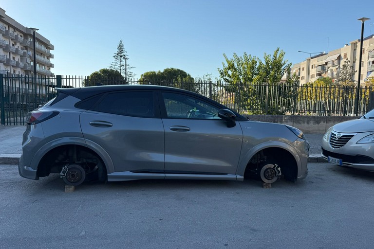 Furto di pneumatici