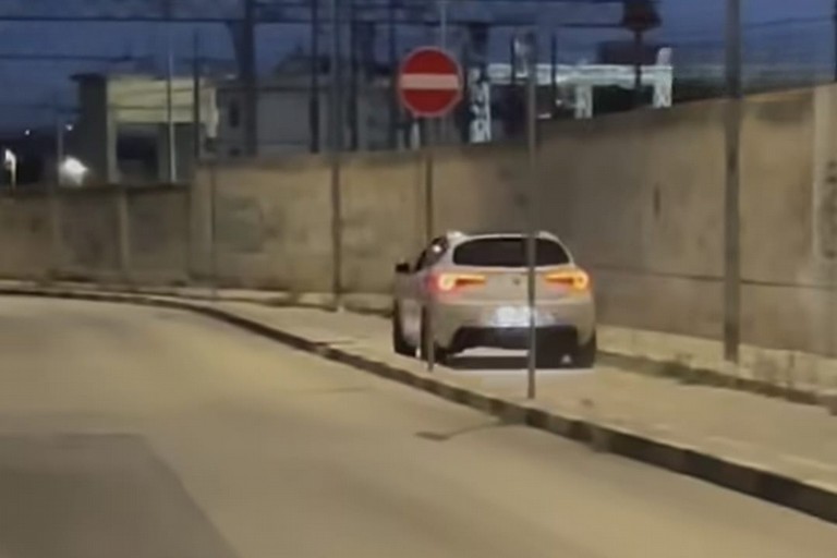 Auto contromano sulla pista ciclabile